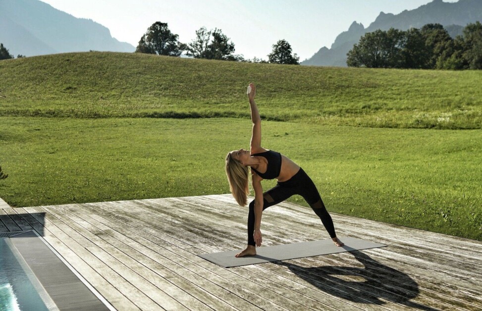 Junge Dame beim Yoga am Außenpool des Spa-Hotel Klosterhof in Bayern.