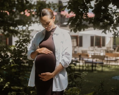 Babymoon-Hotel Klosterhof in Bayern: Vorderseite mit Pool