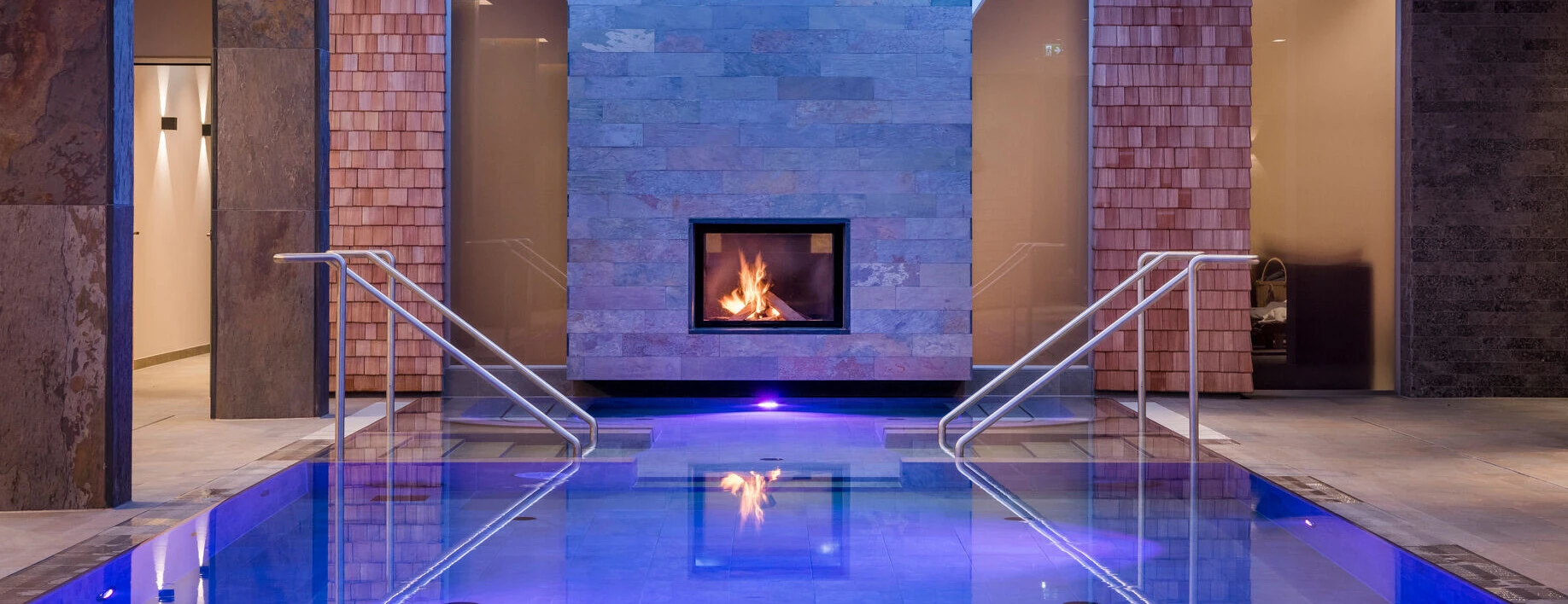 Elegante Wellnessoase im Hotel Klosterhof mit Pool, Kamin und stilvollem Design in Bayerisch Gmain, Bayern.
