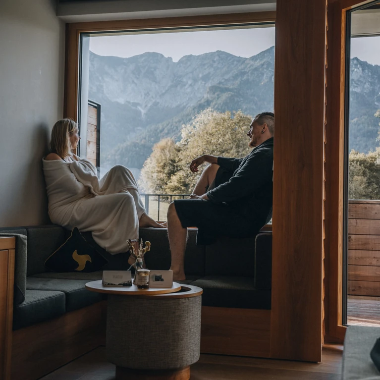P&auml;rchen in einem Zimmer mit Panoramablick im Wellnesshotel Klosterhof in Bayern