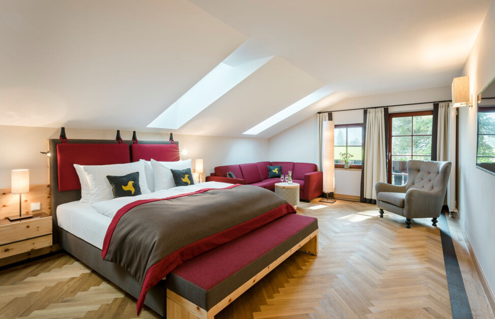 Gemütliches Doppelzimmer mit großem Doppelbett und Balkon im Hotel mit Solebad in Bayern