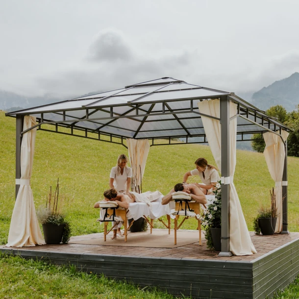 Ein Masseur gießt Öl in seine Hand für entspannende Anwendungen im Spahotel Klosterhof in Bayern.