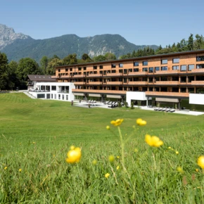 Hotel Klosterhof in Bayerisch Gmain, umgeben von Bergen, bietet eine moderne Architektur und entspannende Wellnessmöglichkeiten.