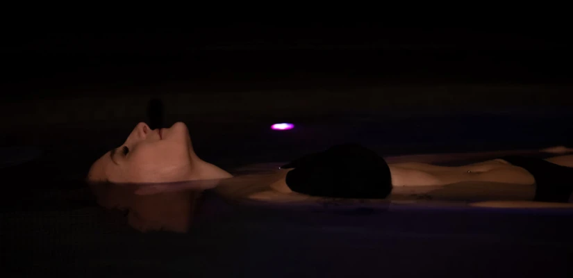 Junge Dame beim Floaten im Alpen Soledom des Spa-Hotel Klosterhof in Bayern.