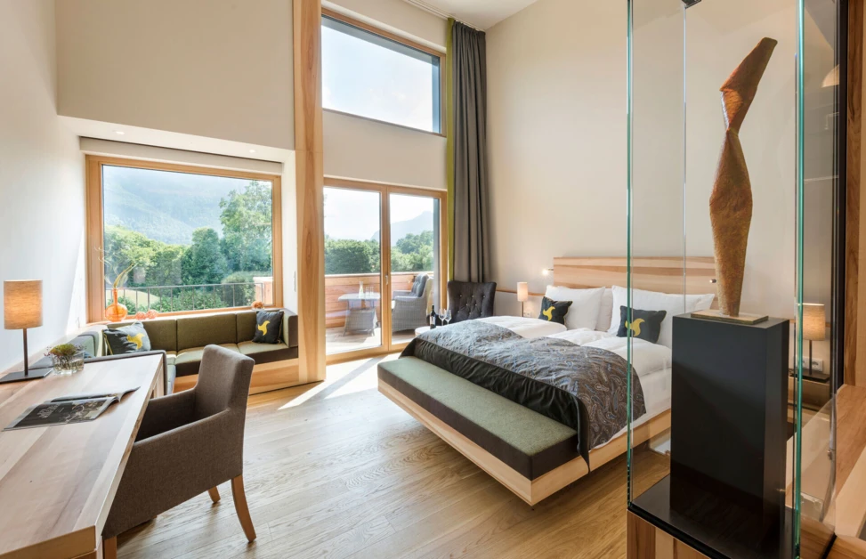 Panorama-Loft mit Balkon und Panoramafenster - perfekt für Ihre Flitterwochen in Bayern.