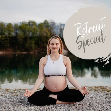 Schwangere Frau meditiert am Ufer eines ruhigen Sees, umgeben von Natur, mit dem Schriftzug "Retreat Special" im Vordergrund.