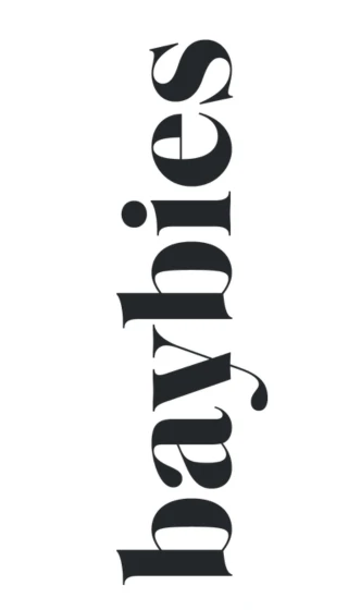 Schriftzug "baybies" in eleganter Schrift, vertikal angeordnet, auf hellem Hintergrund.