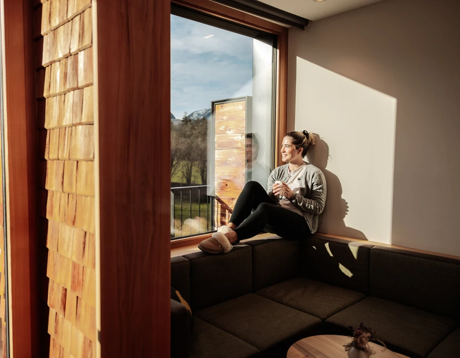 Zimmer mit Whirlpool und Panoramablick im Wellnesshotel in Bayern.