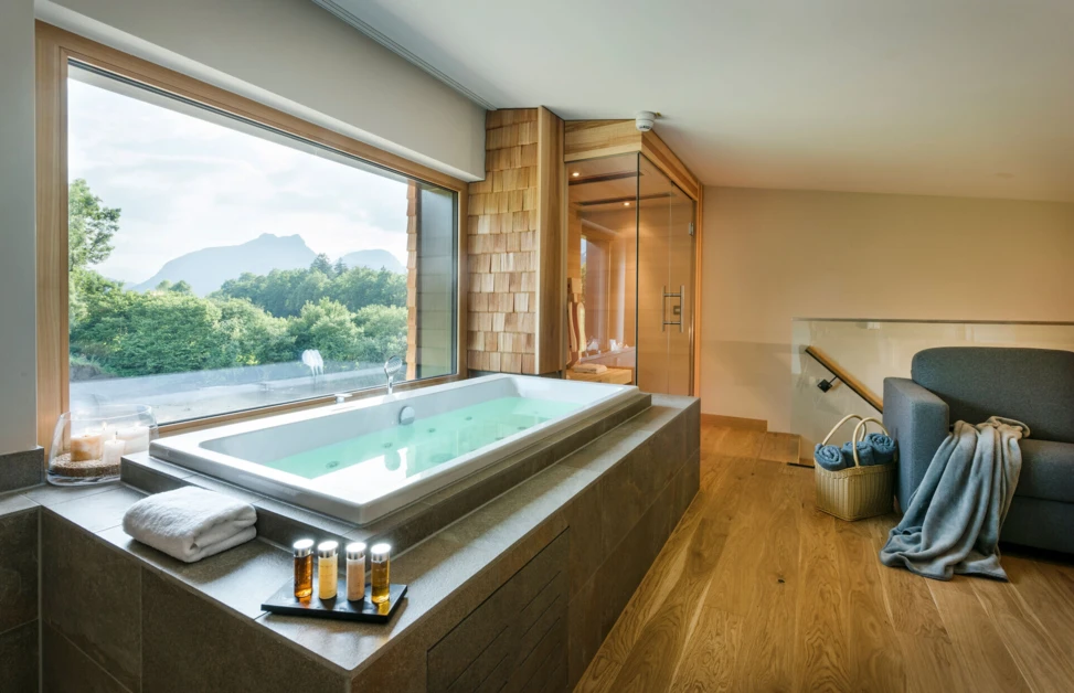 SPA-Loft Suite mit Whirlpool und Sauna - perfekt f&uuml;r Ihre Flitterwochen in Bayern.