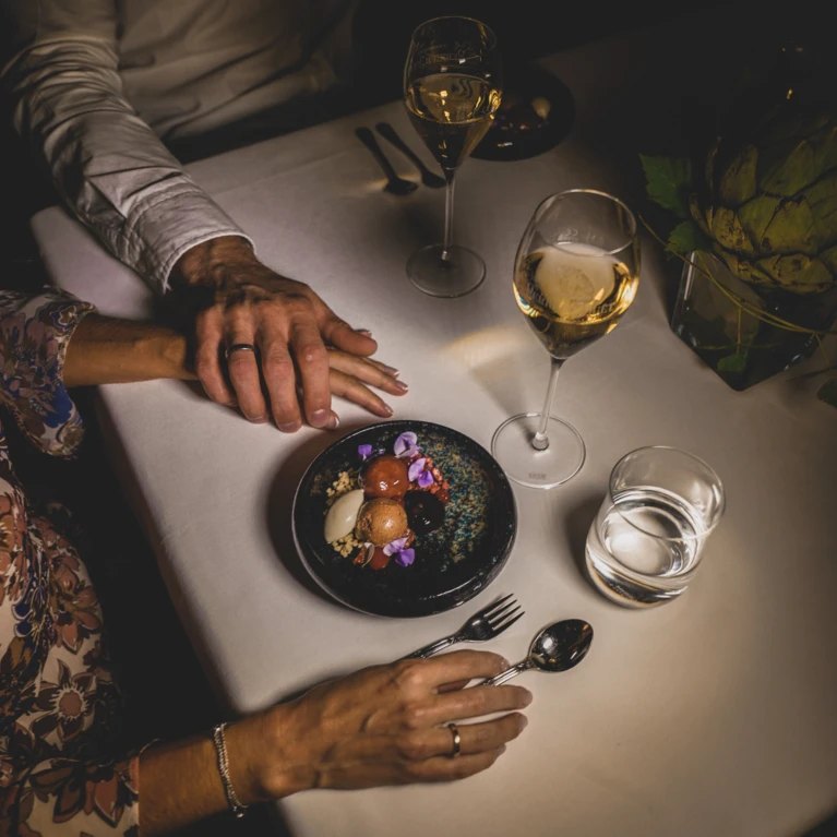 Junge Dame im Bett sitzend mit Magazin, Kaffee, Gebäck und Obstteller.