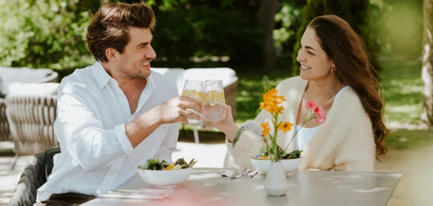 Gedeckter Tisch vor dem Wellnesshotel Klosterhof in Bayern