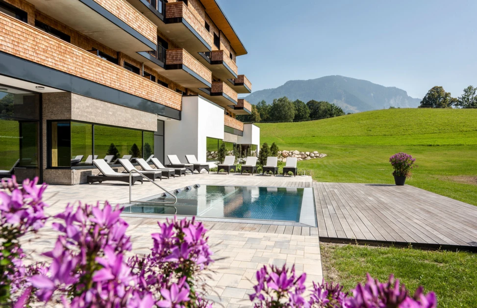 Der Natur so nah im Klosterhof  -  Reh im Saunagarten Bayerisch Gmain / Berchtesgadener Land