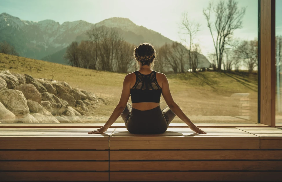 Sauna mit Panoramablick ins Grüne im Wellnesshotel Klosterhof, Berchtesgadender Land.