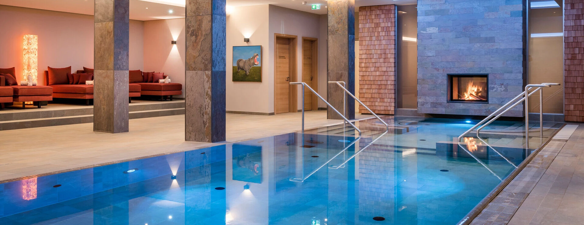 Romantisches Indoor-Hallenbad mit Kamin & Ruhelounges im Klosterhof SPA