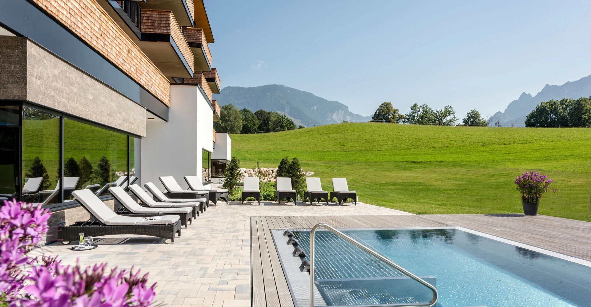 Indoor-Hallenbad mit Kaminlounge im Alpine Hideaway & Spa Hotel Klosterhof in Bayerisch Gmain.