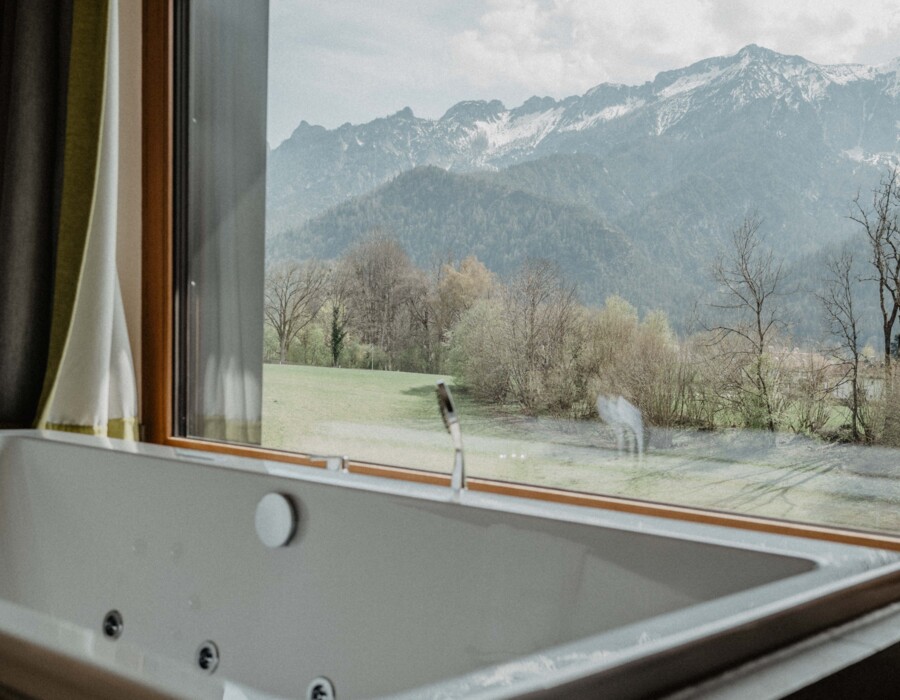 Wellnesshotel in Bayern mit exklusiver Spa Suite mit Whirlpool und Sauna im Zimmer.