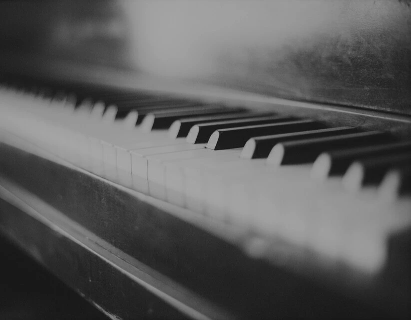Nahaufnahme von Klaviertasten in sepia, symbolisiert die entspannende Atmosphäre des Wellnesshotels Klosterhof in Bayern.