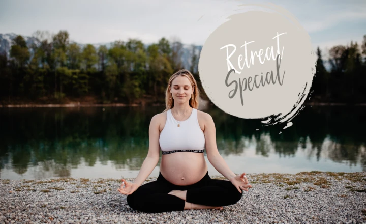 Schwangere Frau meditiert am Ufer eines ruhigen Sees, umgeben von Natur, mit dem Schriftzug "Retreat Special" im Vordergrund.