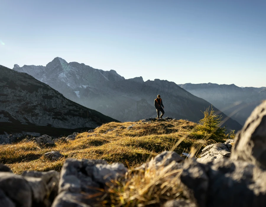 Wandern im Berchtesgadener Land - ein Wanderer genie&szlig;t die Aussicht und mystische Stimmung am Berg.