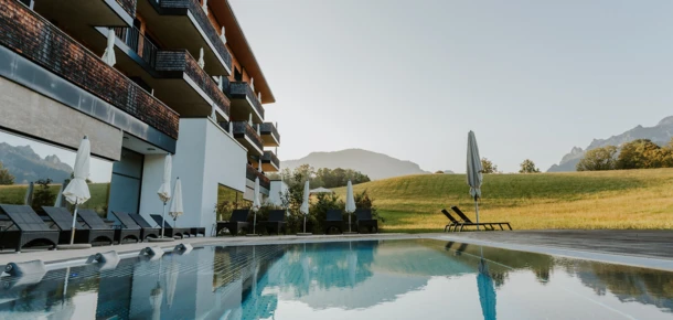 Outdoor-Pool des Wellnesshotels Klosterhof in Bayern