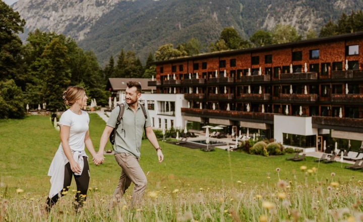 Massage in einem Outdoor-Pavillon im Wellnesshotel Klosterhof in Bayern