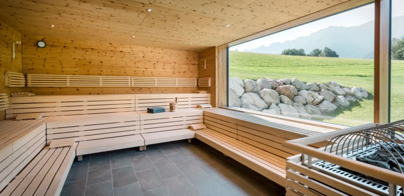 Finnische Sauna mit Blick auf die Berge im Berchtesgadener Land