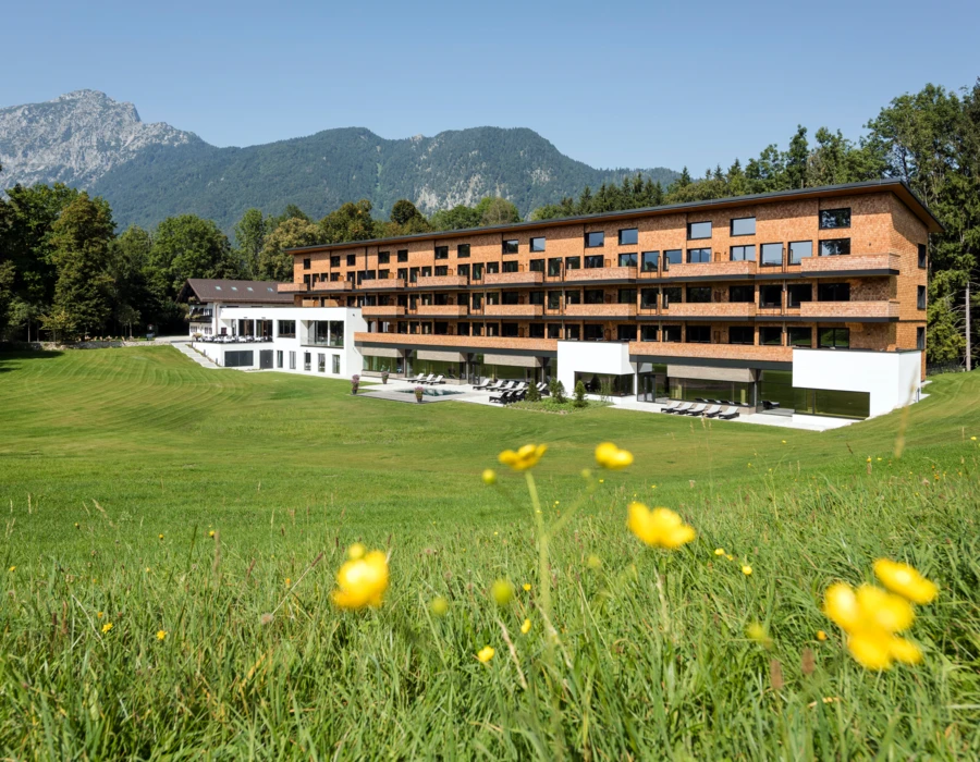 Hotel Klosterhof in Bayerisch Gmain, umgeben von Bergen, bietet eine moderne Architektur und entspannende Wellnessmöglichkeiten.