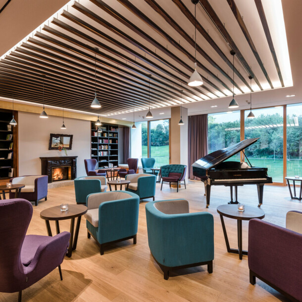 Gemütliche Sitzmöglichkeiten mit Panoramablick in der Bibliothek des Designhotel Klosterhof in Bayern.