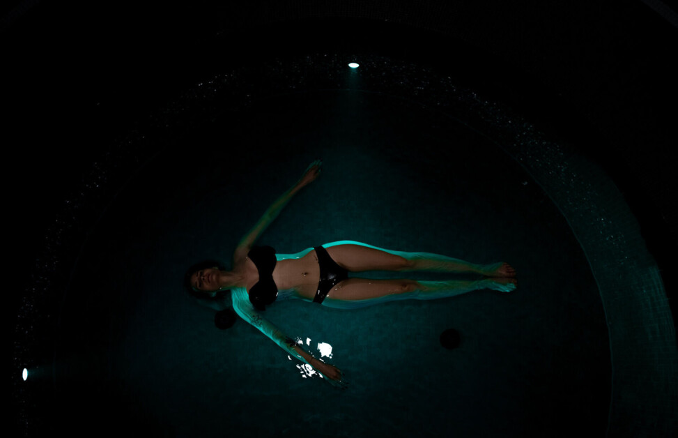 Dame beim Floating im Solebad des Spa-Hotels Klosterhof in Bayern
