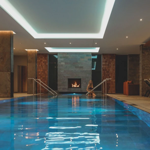 Indoor-Pool mit Kaminlounge im 4 Sterne Superior Spa Hotel Klosterhof in Bayern.