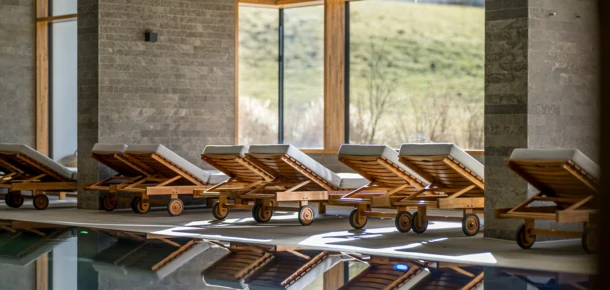 Indoor-Pool mit Ruheoasen und Kamin im Wellnesshotel Klosterhof in Bayerisch Gmain