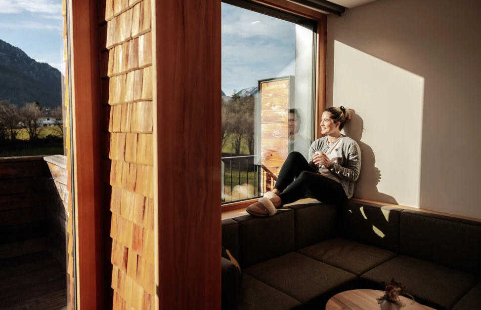 Doppelzimmer mit Balkon und Sitzm&ouml;glichkeit im 4 Sterne Superior Designhotel Klosterhof in Bayern.