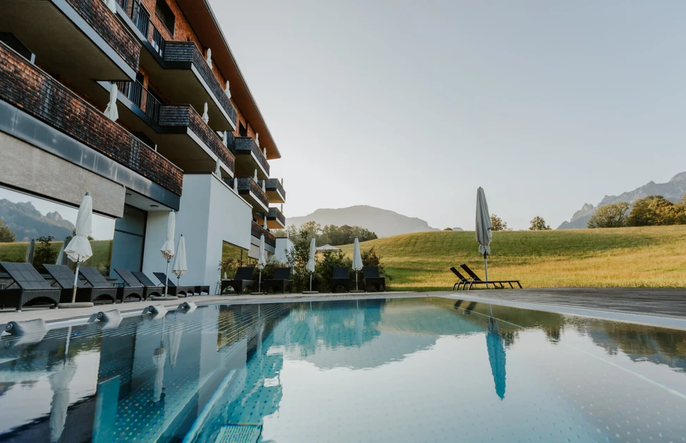Outdoor-Pool des Wellnesshotels Klosterhof in Bayern