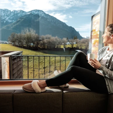 Luxuriöse Suite mit Whirlpool und großem Doppelbett im Hotel Klosterhof in Bayerisch Gmain