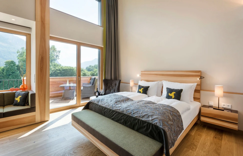 Helles, modernes Zimmer im Hotel Klosterhof mit Blick auf die Alpen, Balkon und stilvoller Einrichtung. Ideal f&uuml;r Erholung in Bayerisch Gmain.