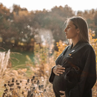 Frau mit Schwangerschaftsbauch im Urlaub im Babymoon-Hotel Klosterhof in Bayern.