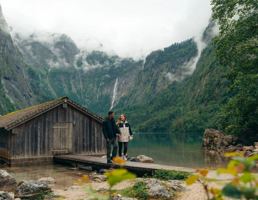 Pärchen beim shoppen in der Salzburger Altstadt nahe dem Honeymoon-Hotel Klosterhof in Bayern.