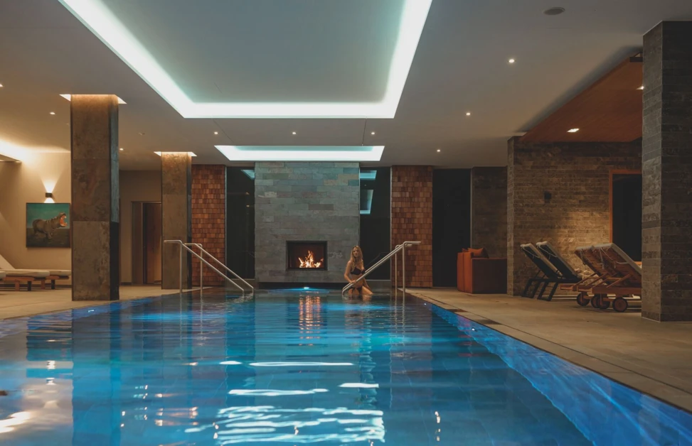 Indoor-Pool mit Kaminlounge im 4 Sterne Superior Spa Hotel Klosterhof in Bayern.
