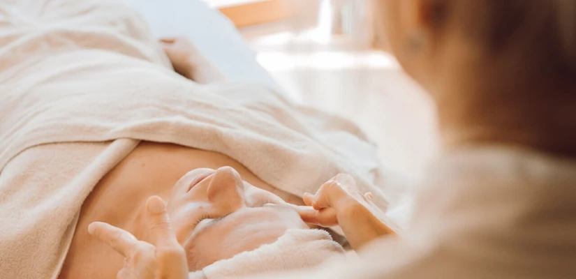 Junge Dame bei einer Kosmetikbehandlung im Artemacur Spa des Wellnesshotel Klosterhof.