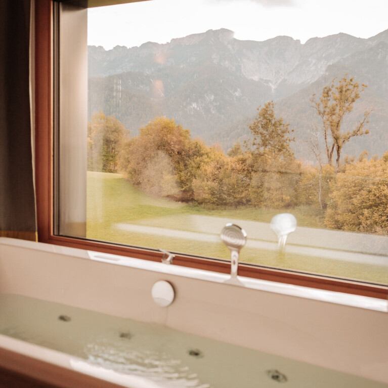 Hotelzimmer mit Whirlpool und Sauna | Wellnesshotel in Bayern: Klosterhof Alpine Hideaway & Spa