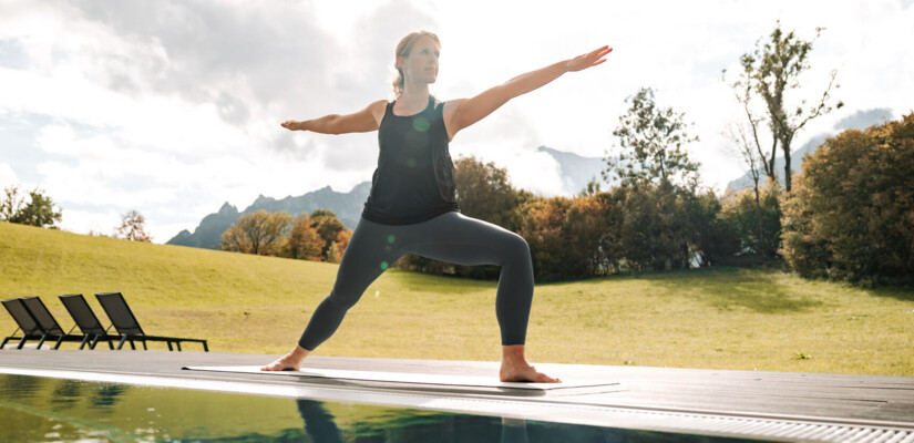 Yogalehrerin bei Yogaübung am Außenpool