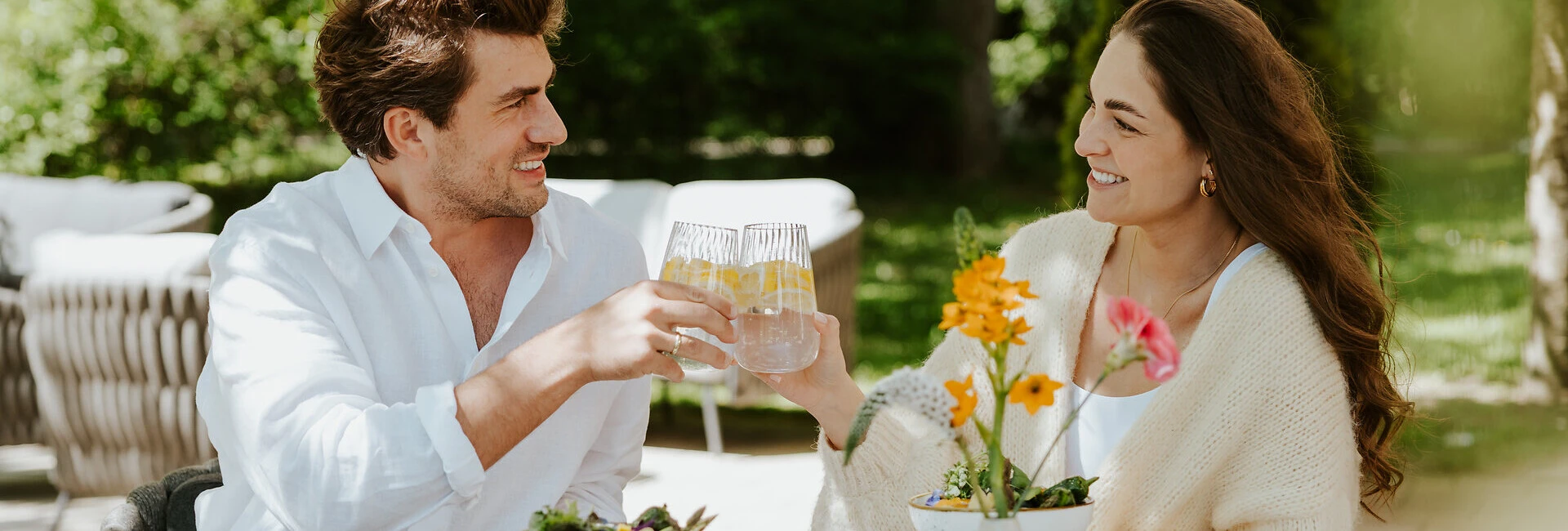Gedeckter Tisch vor dem Wellnesshotel Klosterhof in Bayern