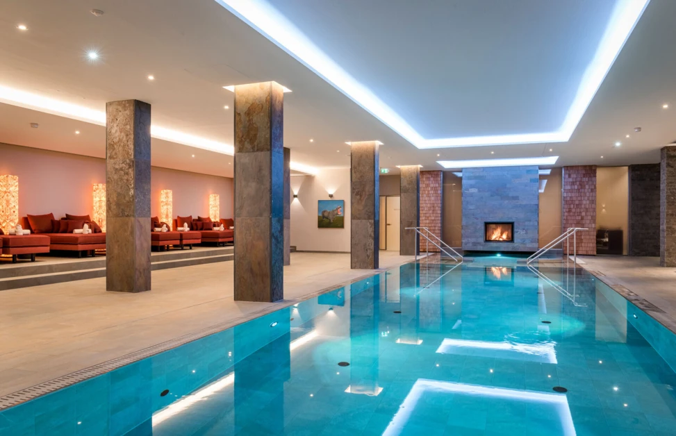 Indoor-Pool mit knisterndem Kaminfeuer
