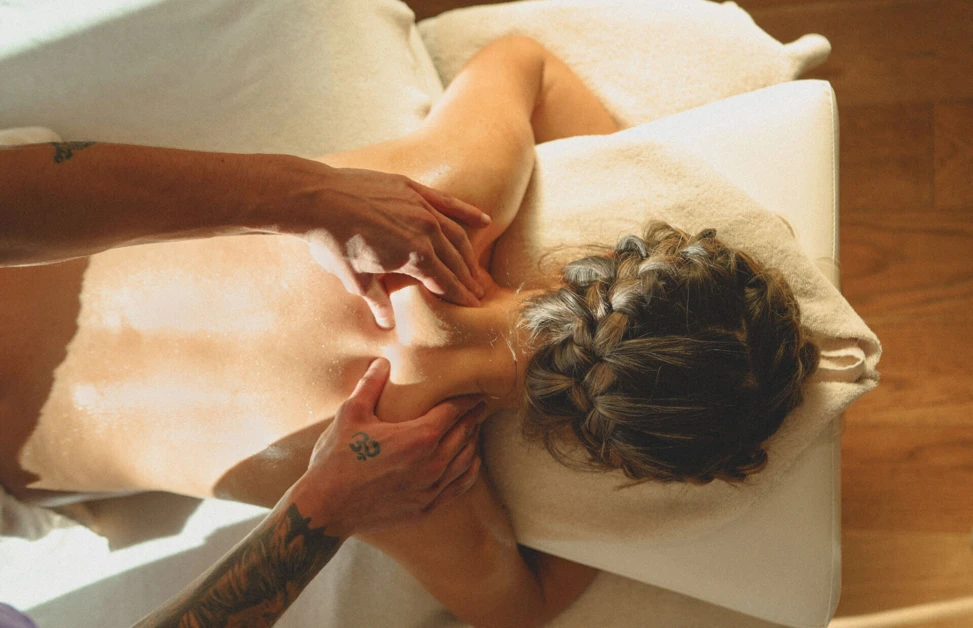 Frau bei entspannender Massage im Wellnesshotel Klosterhof, Bayern