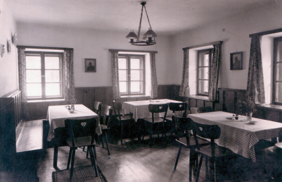 Schwarz-weiß Bild der alten Gaststube im Designhotel Klosterhof in Bayern.
