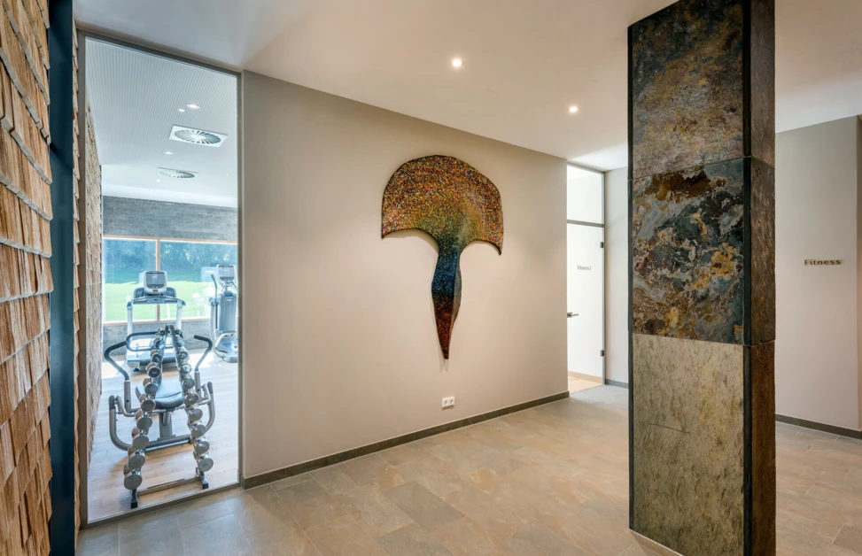 Eingang in die traditionelle Gaststube im Designhotel Klosterhof in Bayern.