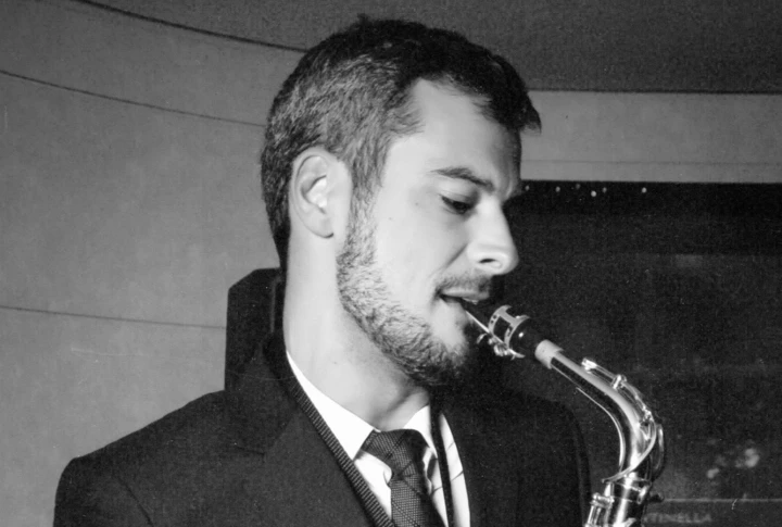 Ein Musiker spielt Saxophon in eleganter Kleidung, umgeben von einem stilvollen Ambiente im Hotel Klosterhof, Bayerisch Gmain.