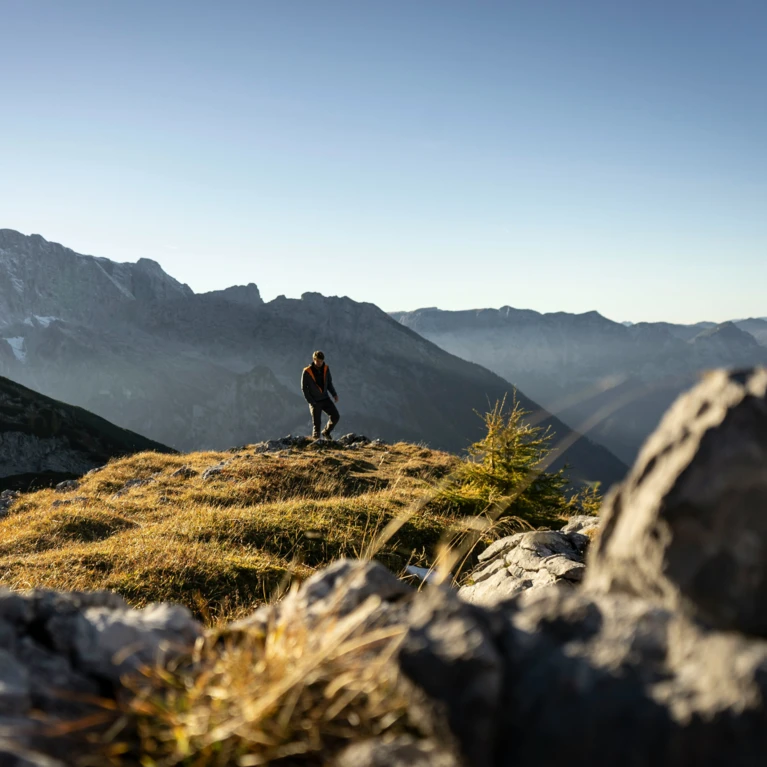 Eine Gruppe von Wanderern im Wanderurlaub mit Wellness im Hotel Klosterhof, Bayern.
